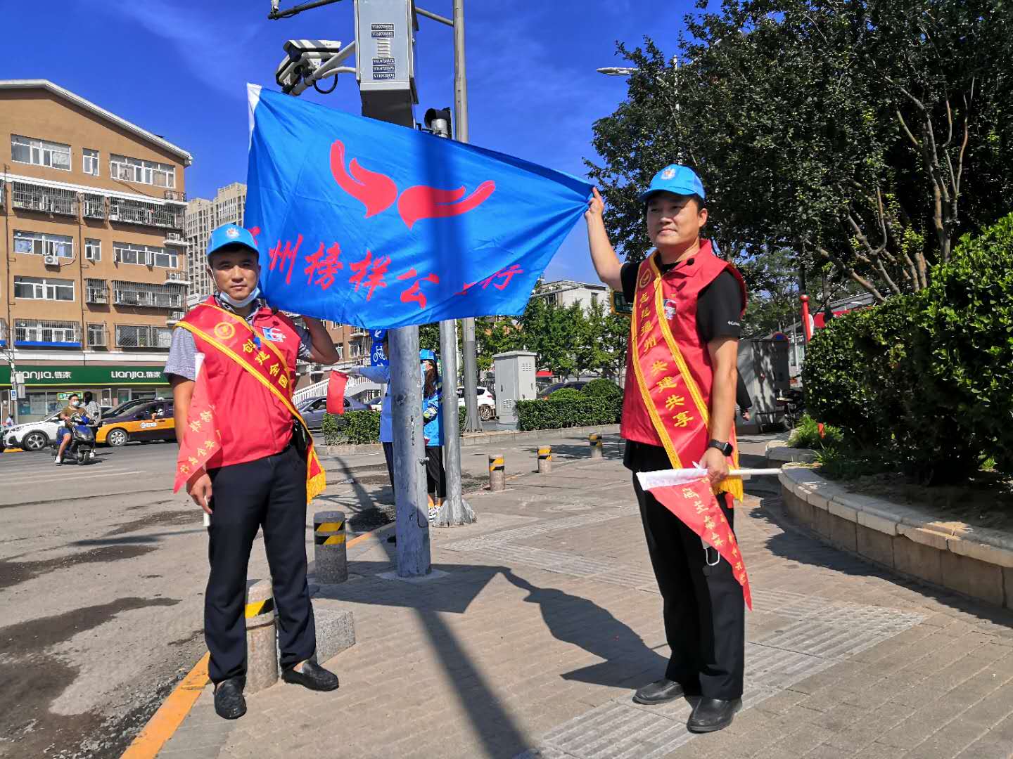 <strong>帅哥狂操美女骚逼</strong>